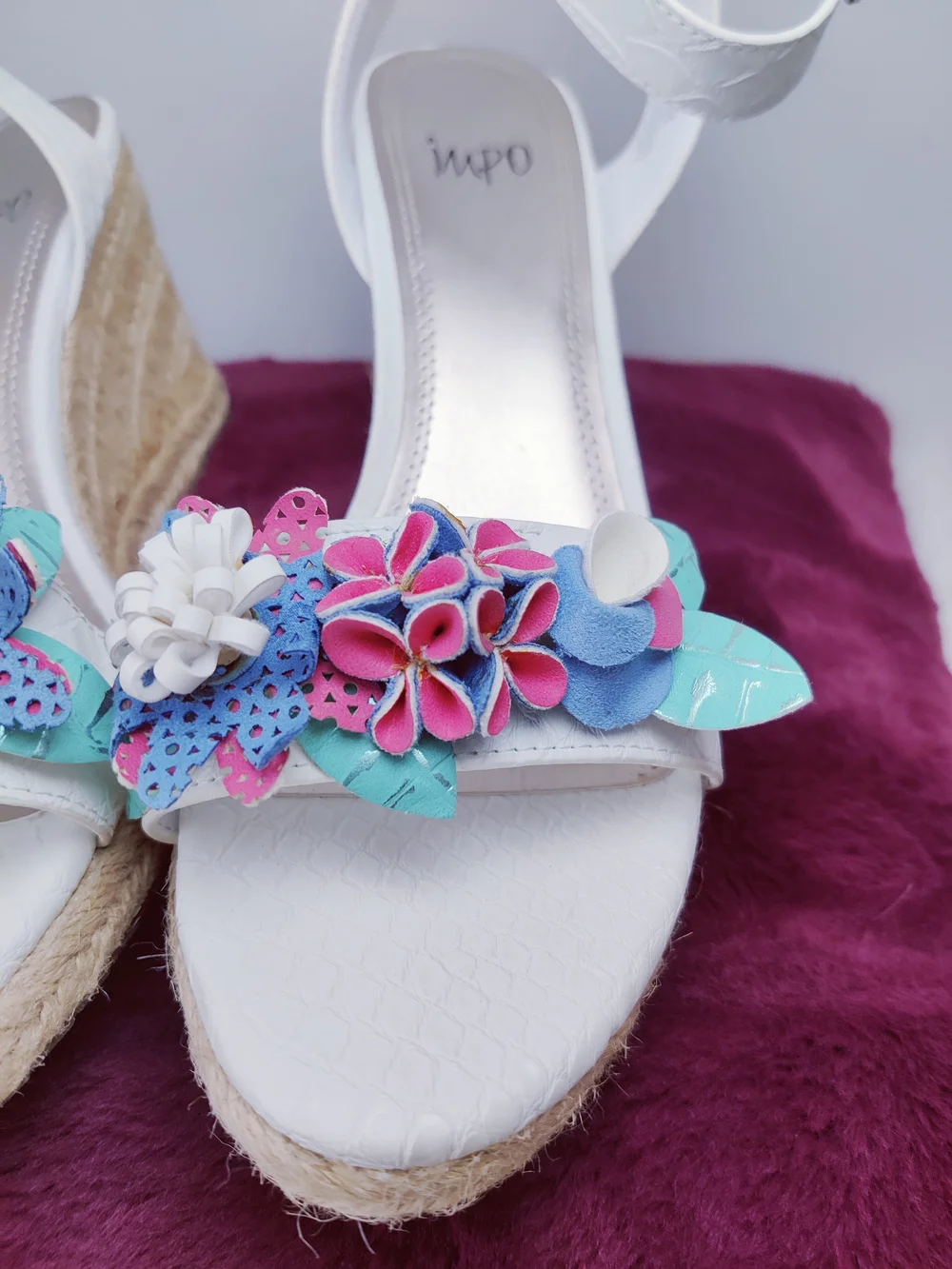 Impo White Floral Espadrille Wedge Sandals Ankle Strap Size 9M Croc Faux Leather